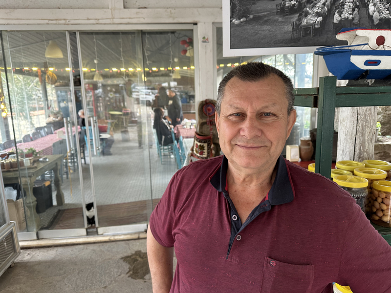 <p><b>ESNAFIMIZ HASSASTIR</b></p><p><br></p><p>Adatepe'de doğup büyüyen ve köyde 32 yıldır esnaflık yapan 69 yaşındaki Hasan Kaymakçı da köylerinin çok güzel ve tarihi olduğunu dile getirerek, "Köyümüz dünyaca da tanınmıştır. Esnafımız da bu konuda hassastır. Gelen kişilere karşı çok güzel davranış sergilerler. Köyümüze çok yoğun bir talep var. Bundan sonra da inşallah bunun artmasını bekliyoruz." ifadesini kullandı.</p>