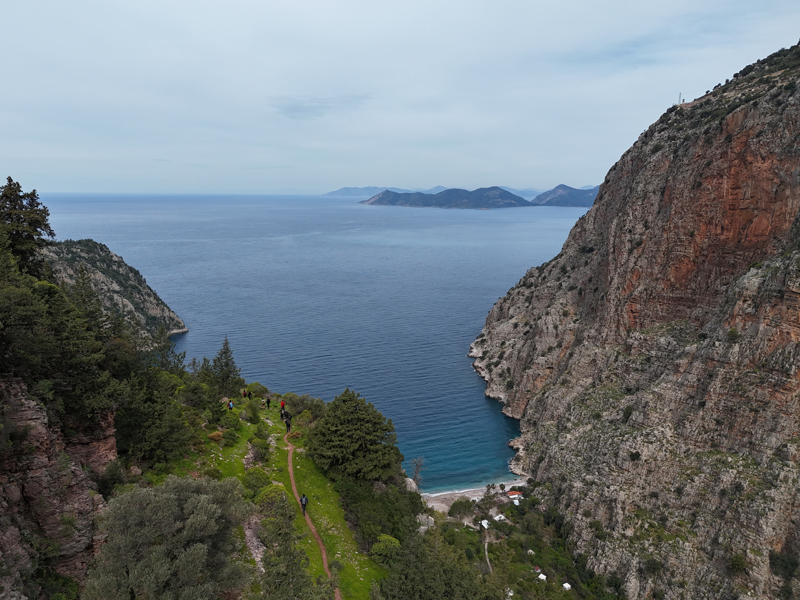 <p> "Işık Ülkesi" (Lukka) olarak da bilinen bu bölge; görkemli liman kentlerinden stratejik dağ yerleşimlerine kadar geniş bir ağla örülmüş, özellikle Ksanthos ve Arykandos vadilerinde filizlenen bir medeniyetin merkezi haline gelmiş. </p>