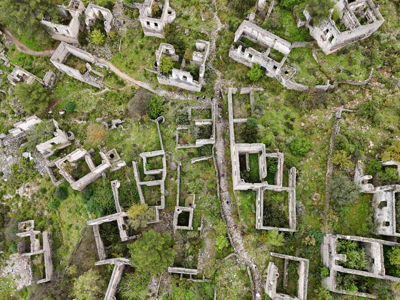 <p>Likya Yolu'nun Kayaköy, Ölüdeniz, Ovacık, Faralya, Kabak Koyu ve Yedi Burunlar hattını kapsayan parkurlarda bir araya gelen yürüyüş grupları, Akdeniz'in turkuaz manzarası eşliğinde yolculuk yapıyor. </p>