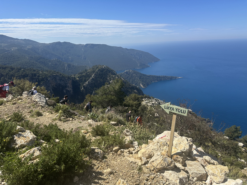 <p>Likya şehirleri, dünyanın bu bölgesi için çok iyi bilinen ve çoğunlukla iyi korunmuş olan karakteristik mimarileriyle kolayca ayırt edilirler. Özellikle kayaya oyulmuş anıtsal mezarlar Anadolu'da çok belirgindir ve bu insanların taş işçiliği kalitesi dikkat çekicidir. Likya şehirleri çoğunlukla deniz kıyısında, denize hakim tepelerde konumlanmış olup, bu insanların denizle olan güçlü ilişkisini temsil ederler"</p>
