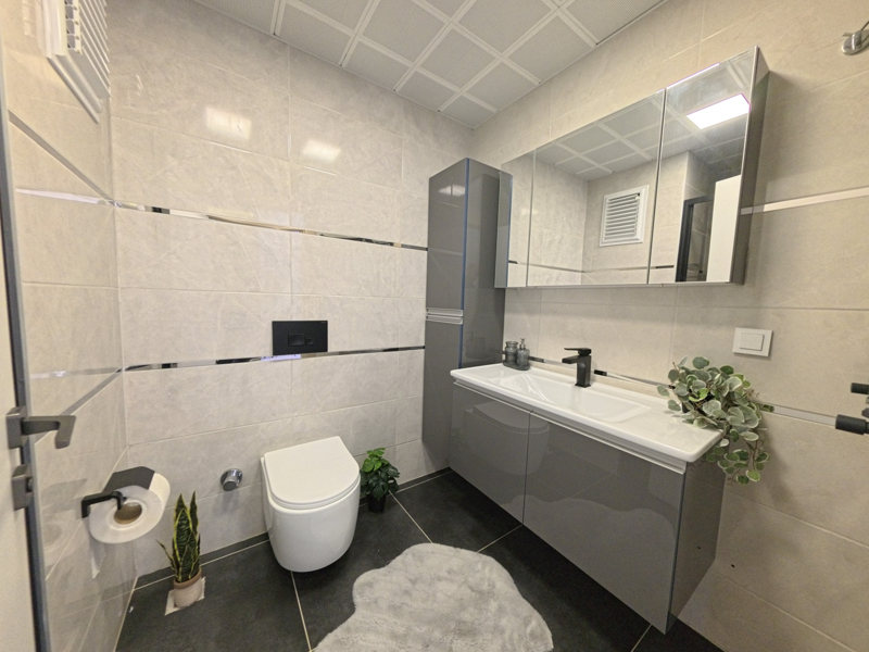 <p>Proje kapsamında şehirlerin barınma ihtiyacı, nüfus yoğunluğu ve ekonomik yapısı dikkate alınarak planlanan 500 bin sosyal konut için başvurular 10 Kasım-19 Aralık 2025'te alındı. Projeye ise 8 milyon 840 bin kişi başvurdu.</p>