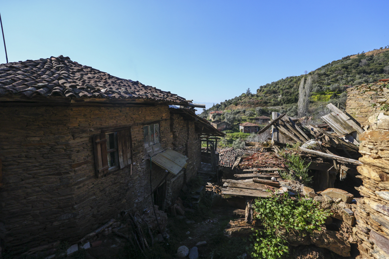 <p>Mahalle, doğası ve Osmanlı döneminden kalan taş, kerpiç, çamur sıva karışımından oluşan evleriyle dikkati çekiyor. Lübbey'de, Kültür ve Turizm Bakanlığı tarafından kentsel SİT alanı ilan edilen ve 44 sivil mimari örneği ile 4 anıtsal yapı bulunuyor.</p><p><br></p><p>Çeşitli nedenlere bağlı göçler nedeniyle günümüzde mahallede yalnızca 3 evde yaşam devam ediyor.</p>