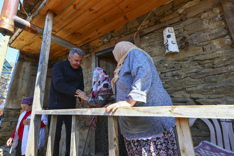 <p>Bölgede incelemelerde bulunan İzmir Valisi Süleyman Elban, AA muhabirine Lübbey'in Efeler Yolu kültür rotasına eklenmesiyle hareketlilik kazandığını, kendisinin de bu yürüyüşlere ikinci kez katıldığını söyledi.</p>