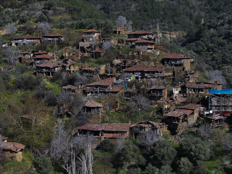 <p><b>BELGESEL VE FİLM ÇEKİLİYOR</b></p><p><br></p><p>Bölgeyle ilgili belgesel ve film çekildiğine değinen Elban, kahramanlık destanını anlatan kitap yazılması için de akademisyenlerce çalışmanın sürdüğünü sözlerine ekledi.</p>