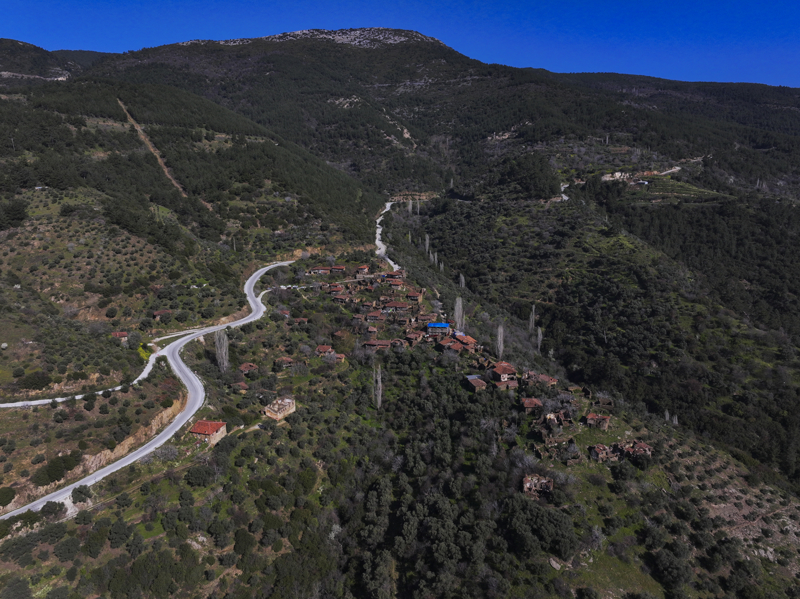 <p><b>DEĞİŞİK HİKAYELER UYDURULDU</b></p><p><br></p><p>Elban, terk edilen evlerin kendi haline bırakılmasıyla yıkıldığını dile getirerek, şöyle konuştu:</p><p>"Burayla ilgili sonra değişik hikayeler uyduruluyor. 'Perili köy, şöyle hikayesi var, böyle hikayesi var' diye... </p><p><br></p><p>O gerekçe şimdi ortadan kalktı. Yani tekrar buraya elektrik geldi. Şimdi suyu var, daha da sağlıklı bir şebeke sistemi, suyu, kanalizasyonu olacak. Tabii caminin restorasyonu... </p><p><br></p><p>Burada yeni yeni insanların eski evleri satın alıp restorasyon amaçları var. Tabii bu altyapının olmasıyla birlikte. Dolayısıyla burası tekrar cazibe merkezi haline gelecek."</p>