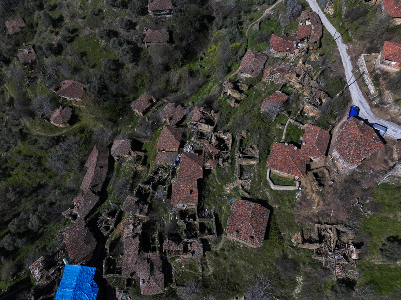 <p><b>AYAĞA KALKMASI İÇİN ÇALIŞMALAR SÜRÜYOR</b></p><p><br></p><p>Elban, tarihi yapıların ayağa kaldırılması için çalışmaların sürdüğünü ifade ederek, eksikliklerin tamamlanmasıyla bölgenin cazibe merkezi haline geleceğini kaydetti.</p>