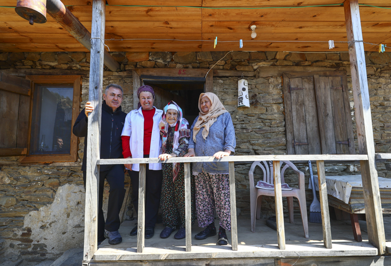 <p><b>MAHALLE ÖZEL BİR YER</b></p><p><b><br></b></p><p>Mahallenin tarihi ve doğal dokusuyla özel bir yer olduğunu anlatan Elban, buradaki tarihi caminin restorasyon çalışmalarında da sona gelindiğini belirtti.</p>