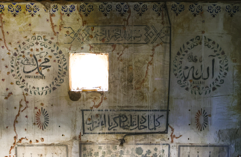 <p><b>CAMİDE RESTORASYON ÇALIŞMASI SÜRÜYOR</b></p><p><br></p><p>Mahallede bulunan caminin restorasyon çalışmalarının sürdüğünü aktaran Şener, "Tescilli bir kültür varlığımız. Taş ve ahşabın çok iyi kaynaştığı, mimari özelliği güzel olan Bursa kemerleri bulunan Bağdadi mimari (ahşap karkas yapılar üzerine 1-2 santimetre aralıklarla çakılan çıtaların kireç harcı ile sıvanması tekniği) ve kıtık sıvalarıyla inşa edilmiş. </p><p><br></p><p>Burada bir yerleşkenin, bir yaşamın izi olduğu, doğanın içinde bir hayatı sunduğu bir bölgedeyiz. Büyük ihtimalle 1-2 aya kadar bu restorasyon tamamlanır." diye konuştu.</p>