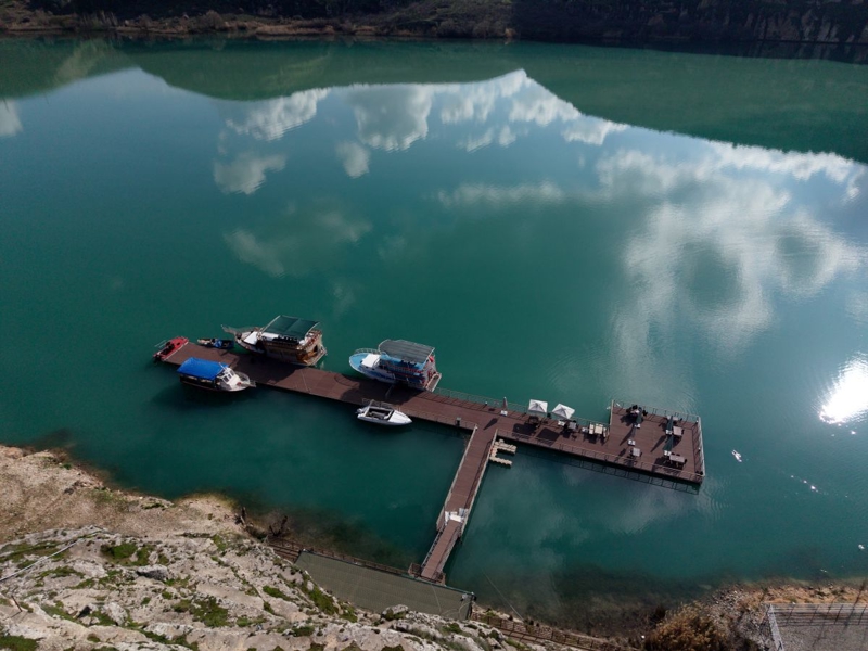 <b data-path-to-node="3" data-index-in-node="37">Kızılin Kanyonu</b>, Göksu ve Fırat nehirlerinin kesiştiği noktada yaklaşık <b data-path-to-node="3" data-index-in-node="109">200 hektarlık</b> devasa bir alana yayılıyor. <p><br></p><p>Bölge, sadece görsel bir şölen sunmakla kalmıyor; MÖ 3000'li yıllara kadar uzanan köklü bir geçmişin izlerini günümüze taşıyor.</p>