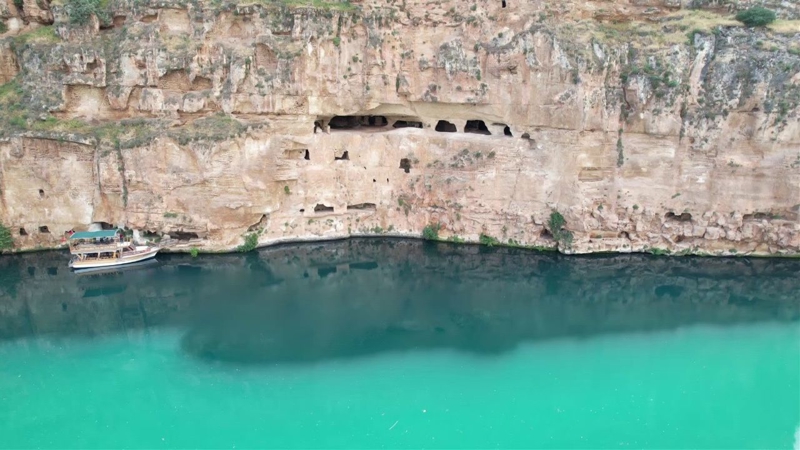 Bölgede <b>Kommagene ve Roma dönemine</b> uzanan tarihi kalıntılar dikkati çekerken, turizme kazandırılan iskeleyle birlikte tekne turları da başladı.