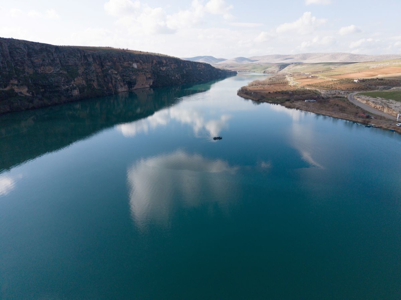 <p>Kanyonun en dikkat çekici özelliği, sarp kayalıklara oyulmuş olan 300'e yakın mağara. Bu yapılar kanyonu sıradan bir doğa alanından çıkarıp yaşayan bir tarih laboratuvarına dönüştürüyor</p>