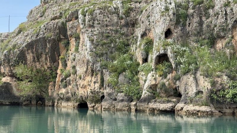 <p>Adıyaman Müze Müdürü Mehmet Alkan, AA muhabirine, son zamanlarda kanyonun ilgi gördüğünü belirtti.</p><p><br></p><p>Günlük ziyaretçi sayısının 1000 kişiye ulaştığını ifade eden Alkan, "Roma dönemi ve binlerce yıllık geçmişe sahip Kızılin Kanyonu'nu görmeye gelen ziyaretçiler, kaya yerleşimleri ile kanyonu gezmektedir. Hem doğa hem de kültür turizmini bir arada sunan bölge, özellikle hafta sonları yoğun ilgi görüyor." diye konuştu.</p>