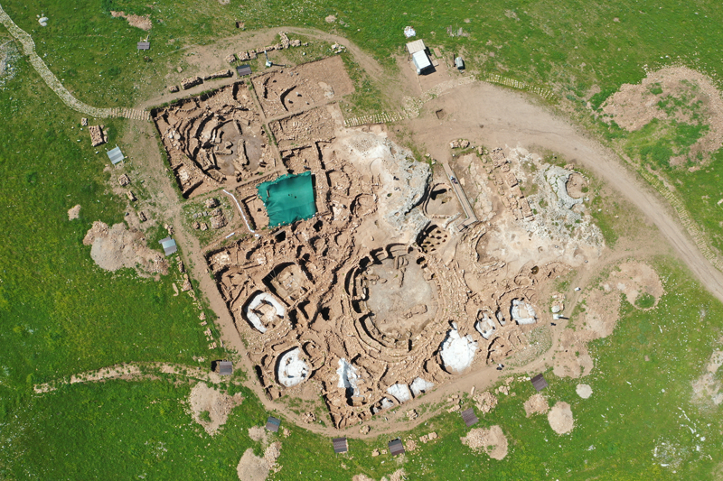 <p><b>NEDEN TARİHİN SIFIR NOKTASI DENİYOR?</b></p><p><br></p><p>Karul, <b>"Tarihin Sıfır Noktası"</b> diye ifade edilen Göbeklitepe'den sonra Karahantepe için de bir adlandırma yapılmasına gerek olmadığını söyledi.</p><p>Necmi Karul, şunları kaydetti:</p><p><br></p><p>"Göbeklitepe, yerleşik hayatın başlangıcıyla tarihlenen yerleşmelerden bir tanesi. Zaten daha öncesinde bir yerleşme beklemek doğru olmaz çünkü buzul çağı. İnsanların aynı noktada yıl boyu yaşayabilmeleri için etraflarında yeterli kaynağa sahip olmaları gerekir. </p><p><br></p><p>Bu da 12 bin yıl önce başlıyor ve Karahantepe de aşağı yukarı bu tarihlerde yerleşilmeye başlanan bir yer. Burada 'eskiliğin' çok anlamlı olmadığını vurgulamak istiyorum. Çünkü 100 yıl daha eski bir yerleşmenin olması, Göbeklitepe ve Karahantepe'nin insanlık tarihi açısından oynadığı rolü değiştirmez. </p><p><br></p><p>Dünyada bilinen yerleşik hayatın başlangıcıyla tarihlenen en anıtsal yerleşim yerleri buralar. </p>