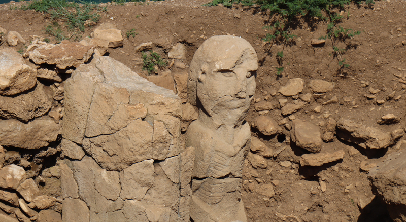 UNESCO Dünya Mirası Listesi'nde yer alan Göbeklitepe'deki yapılara benzeyen, neolitik döneme ait "T" biçimli 250'nin üzerinde dikili taşın bulunduğu alanda insan figürlü üç boyutlu heykellerden hayvan betimlemelerine kadar çok sayıda eser keşfedildi.
