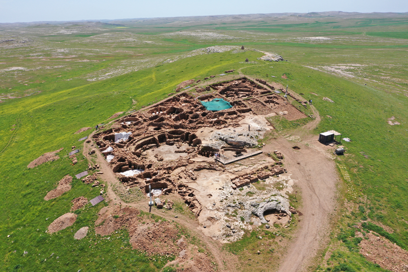 <p><b>CEYLAN ETİ, TAHILLAR</b></p><p><br></p><p>Karul, "Her iki yerleşmede de ağırlıkla ceylan tüketiminin izlerine rastladık ama Göbeklitepe'de en azından ova seviyesinden dağların yüksek noktasına kadar büyük bir çeşitlilikte farklı ekolojik noktalarda yaşayabilecek hayvanların da tüketildiğini ve bunların oranlarını açığa çıkarabildik. </p><p><br></p><p>Bitki kalıntıları açısından da algımız, tahılların tüketimi yönündeydi. Burada yaşayan insanlar için o dönemde baklagillerin beslenmelerinde önemli bir yer tutmuş olduğunu gördük. Gelecek sezon bu verileri biraz daha artıracağız." ifadelerini kullandı.</p>