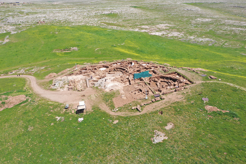 Cumhuriyet tarihinin en kapsamlı arkeoloji girişimlerinden Taş Tepeler Projesi çerçevesinde Şanlıurfa'da 7 yıldır yürütülen çalışmalarda Karahantepe, şehrin en önemli kazı alanlarından birini oluşturuyor.<div><p><br></p><p>Kültür ve Turizm Bakanlığının "Geleceğe Miras" Projesi kapsamında 2019 yılında başlatılan Karahantepe kazılarında ulaşılan bulgular, 12 bin yıl önceki Neolitik dönem insanlarının toplumsal yaşamına dair değerli ipuçları sunuyor. </p><p><br></p></div>