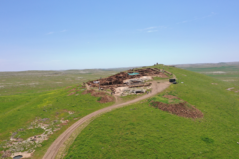 <p><b>AVCILIKTAN TARIMA...</b></p><p><b><br></b></p><p><b>Prof. Dr. Karul daha önce yaptığı bir açıklamada şu bilgileri vermişti:</b></p><p><b><br></b></p><p>Kazılarda önemli arkeolojik materyallerin bulunduğunu, toplanan örneklerin analizlerinin de yavaş yavaş sonuç vermeye başladığını ifade eden Karul, şöyle devam etti:</p><p>"Burada hayvan kemikleri olsun, çakmaktaşı aletler olsun, bunlar hem kronolojik hem de tarih öncesi dönemde Neolitiğin ilk aşamasındaki teknolojik gelişmeler hakkında fikir verir nitelikte ve bölgesel gelişimleri de izleyebileceğimiz özellikler taşıyorlar. </p><p><br></p><p>Başlangıçta yani en eski katmanlarda daha çok<b> avcılığın</b> beslenmede önemini gösteren taş aletlerle karşılaşırken, dönemin sonuna doğru biraz daha farklı amaçlara yönelik ahşap işçiliği olsun, sürtme taş aletler olsun biraz daha mekanları düzenlemeye, başka nesneleri üretmeye ve yoğun olarak yerleşim yerinde besin üretmeye yönelik aletlerle karşılaştık. Geçtiğimiz yıl elde edilen besinle ilgili buluntular bize zaten burada tahılların, tarıma alınma sürecinin yaşandığını ve <b>ilk besin yani ekmek diyebileceğimiz gıdalarında üretildiğini kanıtlamıştı."</b></p>