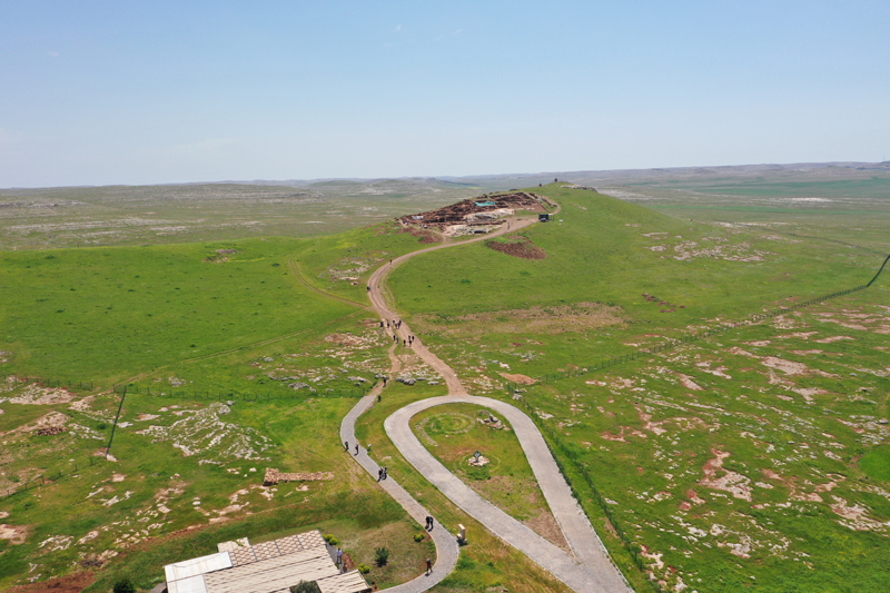 Göbeklitepe ilk bulunduğunda, oranın sadece insanların belirli dönemlerde toplandığı bir "inanç merkezi" olduğu düşünülüyordu. <p><br></p><p>Karahantepe ise bu teoriyi güncelliyor. Burada <b data-path-to-node="2" data-index-in-node="174">kamusal yapılar (tapınak/toplanma alanları) ile konutların (günlük yaşam alanları)</b> iç içe olduğu görüldü. </p><p><br></p><p>Bu da Karahantepe'nin insanların 12 bin yıl önce yıl boyu yaşadığı devasa bir <b data-path-to-node="2" data-index-in-node="358">yerleşim yeri</b> olduğunu işaret ediyor. </p>