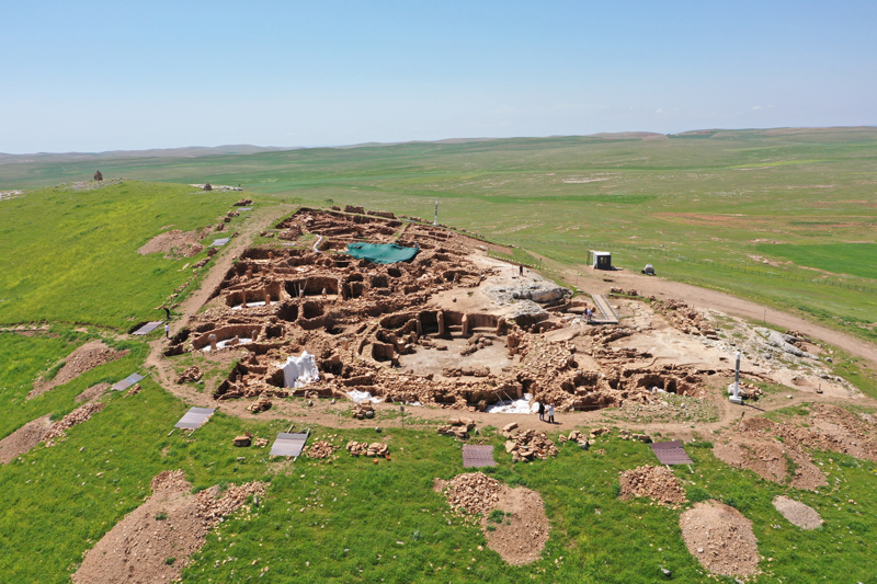 <p><b>SANATTA, TEKNOLOJİDE, MÜHENDİSLİKTE ÇOK BAŞARILILAR </b></p><p><br></p><p>"Bizi 12 bin yıl öncesi insana, sembolleriyle en çok yaklaştıran yerler. O dönemde katedilen yol, dünyanın çağdaş yerleşmeleriyle karşılaştırıldığı zaman çok ileride ve sanatta, teknolojide, mühendislikle 12 bin yıl önce bu bölgede yaşayan insanların başarısını görüyoruz.</p><p><br></p><p>Bu başarının o dönemde sınırlı kalmadığını, daha sonraki zamanlara da aktarıldığını gösteren Anadolu'da çok sayıda yerleşme var. Anadolu, Göbeklitepe ve Karahantepe nasıl Neolitik Çağ içerisinde çağdaşlarıyla farklılaşıyorsa bu süreklilikte Anadolu'yu dünyanın diğer coğrafyalarından da farklılaştırıyor. Bu yönüyle baktığımız zaman gerçek, kadim, geçmiş daha iyi algılanabilir ve günümüzdeki bu kültürel çeşitliliğin nedeni daha iyi anlaşılabilir ve keyfi çıkarılabilir."</p>