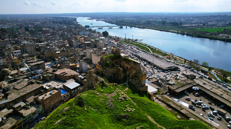 <p>Kale, tarih boyunca üç büyük ve kritik onarım döneminden geçerek günümüzdeki formuna yaklaşmış. Kale Romalılar, (MÖ.30- MS 395) Franklar (MS 1098- 1150) ve Memlükler Dönemi (1277-1484) olmak üzere üç defa onarım görmüş.</p>