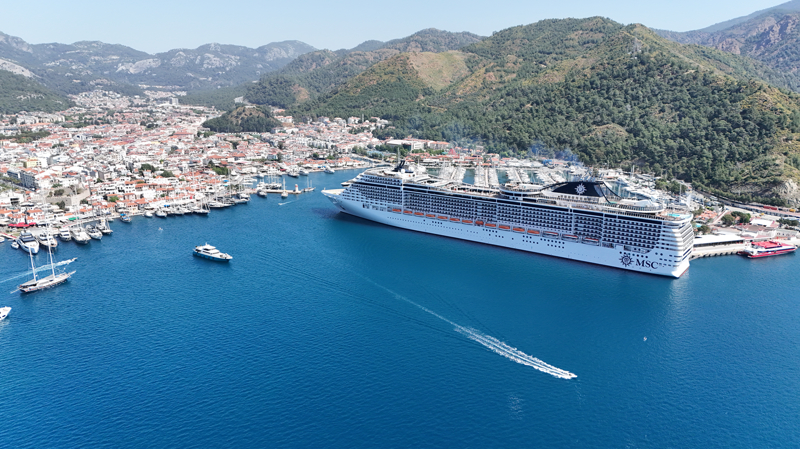 <p>Aydın'ın Kuşadası ilçesinin ardından rotasını Muğla'ya çeviren 333 metre uzunluğundaki dev gemi, dün Marmaris Limanı'nın büyük iskelesine yanaştırıldı.</p>