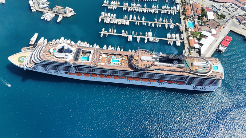 Gemiden inen binlerce kişi, ilçe turizmine ve ticaretine canlılık getirdi. Gemi, 10 günlük turun çıkış noktası ve son durağı olan İtalya'nın Naples Limanı'na gitmek üzere ilçeden ayrıldı.