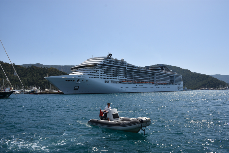 <p> Ayhan, kruvaziyer turizminin sadece günübirlik ziyaretlerle sınırlı kalmadığını, aynı zamanda Marmaris'in uluslararası turizm pazarındaki bilinirliğini artırarak uzun vadede daha fazla turistin ilçeyi tercih etmesine katkı sağladığını vurguladı.</p>