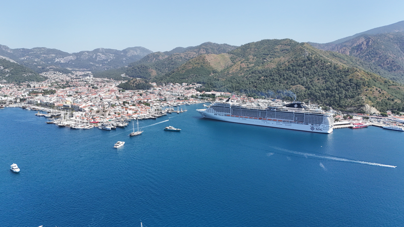 MSC Divina'nın 18 Mayıs'tan itibaren ekim sonuna kadar turlarını İtalya'dan değil Kuşadası'ndan başlayıp bitireceği, her seferin ikinci durağının da Marmaris olacağı bildirildi. <p><br></p><p>On binlerce kişinin Kuşadası, Marmaris, Napoli, Roma ve Mikanos'u keşfetme imkanını bulacağı ifade edildi. </p>