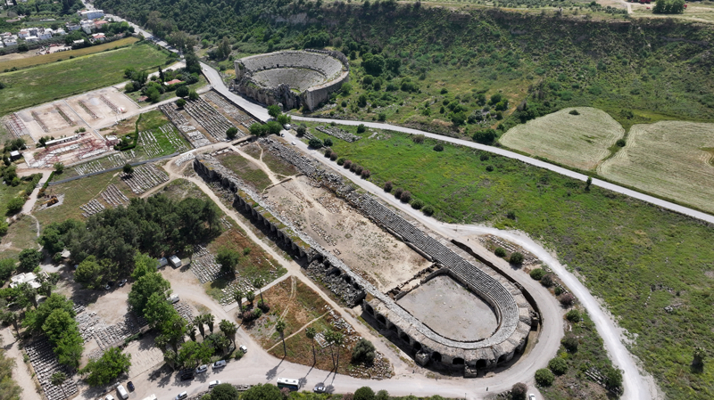 Dönmez, 2018 ile 2025 yılları arasında yapılan çalışmalarda, stadyumun 3. yüzyıldaki değişikliklerle Roma kültürünü temsil eden bir yapıya büründüğü yönünde veriler elde ettiklerini ifade etti.