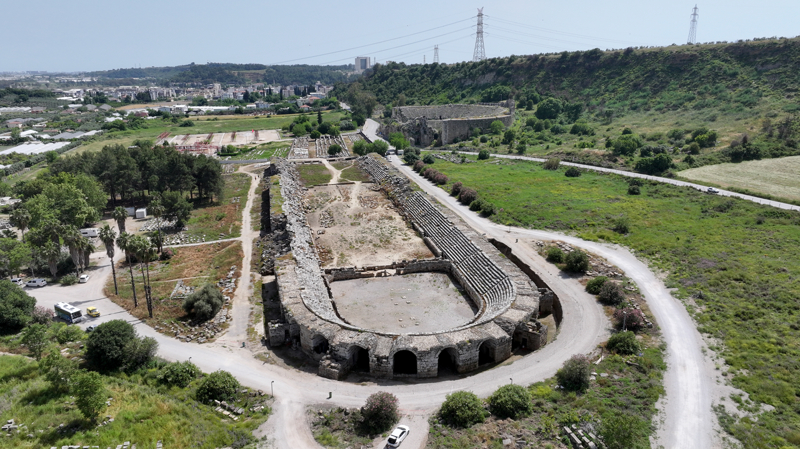 <p><b>PERGE'DEKİ SİSTEM EŞSİZ</b></p><p><b><br></b></p><p>Hayvanlara atılma cezasının Roma'daki Kolezyum ile benzerlikler gösterse de Perge'deki sistemin eşsiz olduğuna işaret eden Dönmez, şöyle konuştu:<b></b></p><p><br></p><p><br></p>