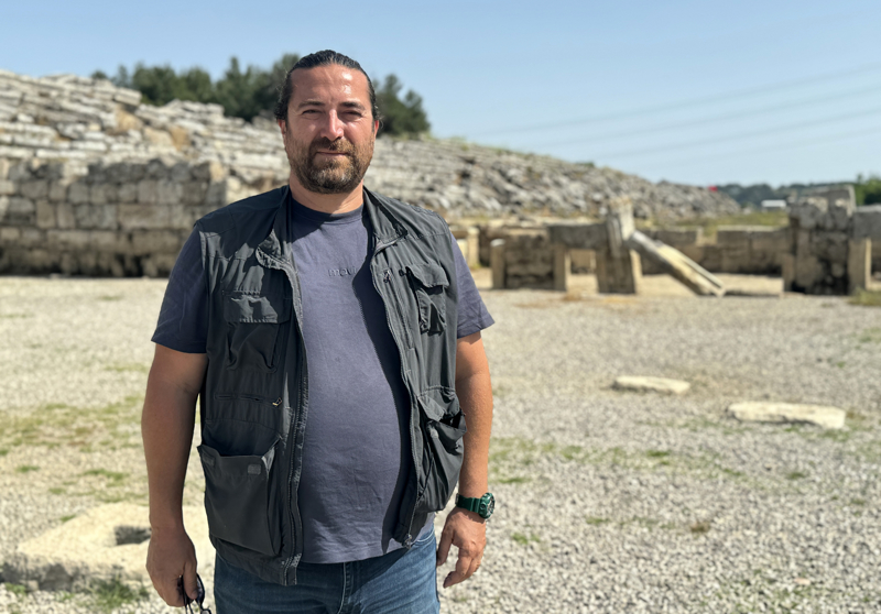 Perge Kazı Başkan Yardımcısı Dr. Öğr. Üyesi Aytaç Dönmez, AA muhabirine, 250 metre uzunluğuyla Pamfilya'nın en anıtsal yapılarından biri olan stadyumun, milattan sonra 1. yüzyılda inşa edildiğini söyledi.