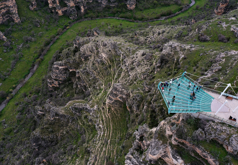 Yer yer 170 metre derinliğe ulaşan kanyonun hinterlandında yer alan tarihi yapılar, kaya mezarları ve su kanalları da ziyaretçileri zamanda yolculuğa çıkarıyor.
