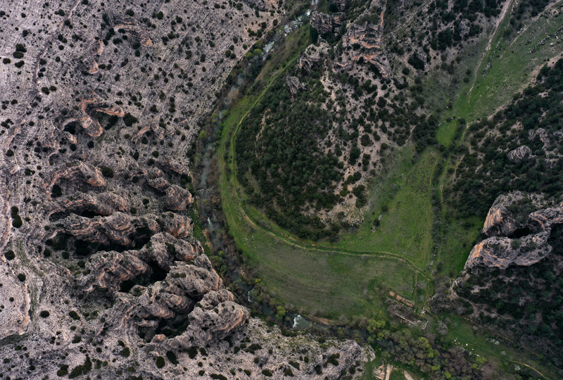 <p>Kanyonda, halk arasında "Büyük Asar" ve "Küçük Asar" olarak bilinen iki tepenin yanı sıra etkileyici bitki örtüsü ve tarihi yapılar, yerden 125 metre yükseklikteki cam terastan izlenebiliyor.</p>