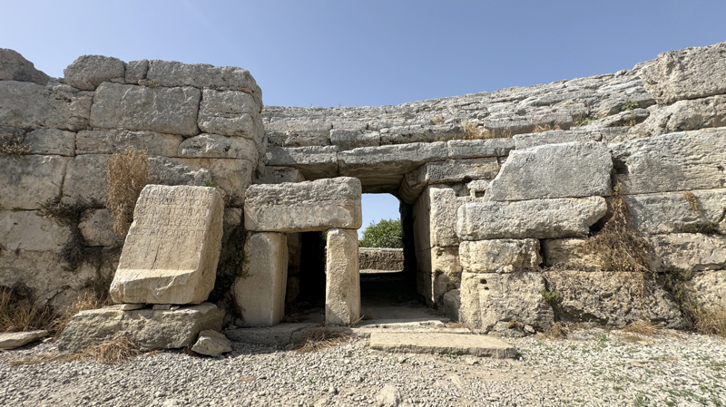 Roma döneminde stadyumun kuzey bölümünün duvarla çevrilerek alanın bir amfi tiyatroya dönüştürüldüğünü belirten Dönmez, "Kazılar sonucunda ulaştığımız bazı kaide buluntularının platform kurulumları ve 'Damnatio ad Bestias' dediğimiz, Roma döneminde arenalarda yapılan infazlarda çarmıhların gerildiği ya da platformların kurulduğu kaideler olduğunu anladık. Bu çok önemli bir buluntuydu." dedi.