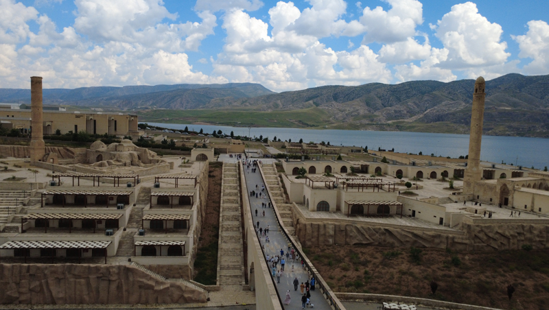 İlçeyi ziyaret edenler, İmam Abdullah Türbesi, Zeynel Bey Türbesi, Artuklu Hamamı, Hasankeyf Kalesi, Hasankeyf Müzesi ve Er-Rızk Camisi gibi tarihi yerleri ziyaret ediyor.