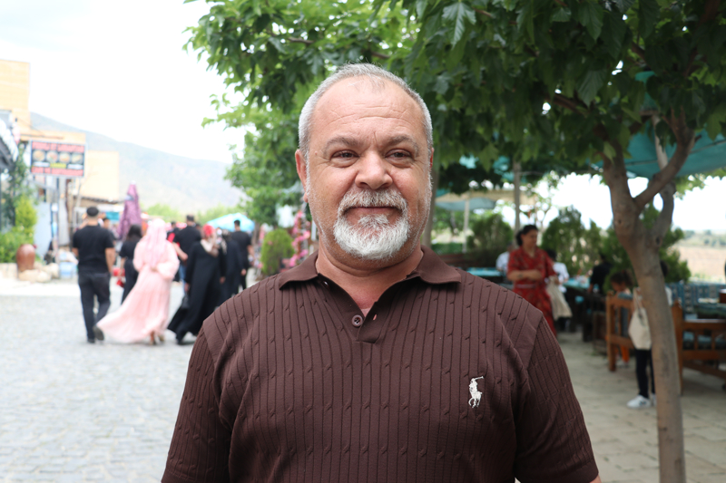 <b>Büyük bir hareketlik var. Esnaf olarak mutluyuz</b><div><p><b><br></b></p><p>İlçede 40 yıldır esnaflık yapan Cemil Uluk de ziyaretçi yoğunluğundan memnun kaldıklarını dile getirdi.</p><p>Uluk, "Büyük bir hareketlik var. Esnaf olarak mutluyuz. Herkesi ilçeye bekliyoruz. Misafirlerimizi ağırlayıp memnun gönderiyoruz." dedi.</p><p><b><br></b></p><p><b><br></b></p></div>