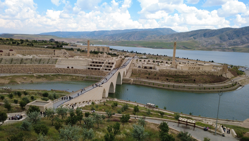 <p>Ziyaretçiler, Ilısu Baraj Gölü'nde katıldıkları tekne turlarıyla kanyonları ve Hasankeyf Kalesi'ni görme imkanı buluyor.</p>