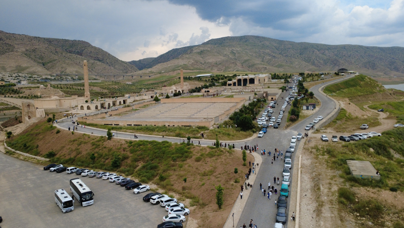 <b>İnsanları çok cana yakın ve misafirperver</b><p><b><br></b></p><p>Kocaeli'nden gelen Rıdvan Yıldırım, Hasankeyf'te tarihi eserleri gördüğünü belirterek, "Çok turistik bölge, çok güzel. Turistik alanı da çok fazla. Memnun kaldık ve çok keyif aldık. İnsanları çok cana yakın ve misafirperver." dedi.</p><p>Mardin'in Midyat ilçesinden gelen Hilvan Konak da fırsat buldukça Hasankeyf'e gezmeye geldiğini söyledi.</p><p><br></p><p>İlçenin görülmeye değer olduğunu dile getiren Konak, "Bayram tatilinde fırsat bulup tekrar geldik. Tekneye bindik, müzeye gittik." diye konuştu.</p>
