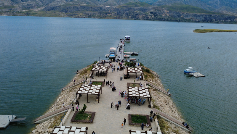 Batman'ın tarihi Hasankeyf ilçesi, Kurban Bayramı tatilinde ülkenin farklı illerinden gelen ziyaretçileri ağırlıyor.