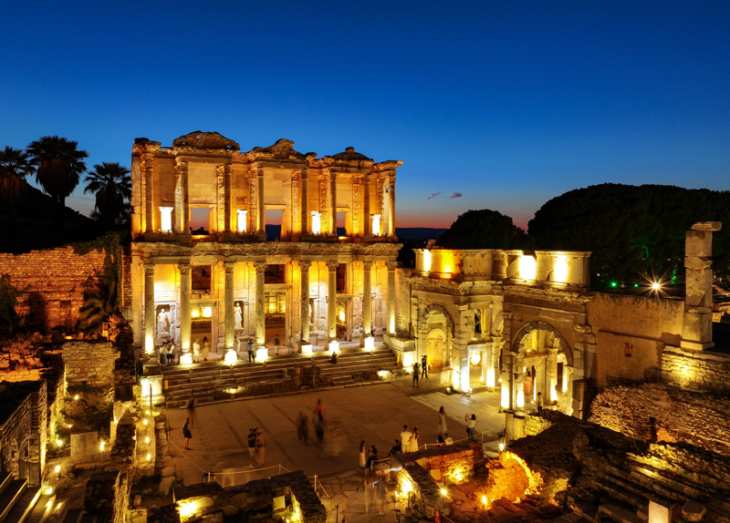 <p>Ayrıca, Celsus Kütüphanesi cephesinde de geçen yıl başlatılan barkovizyon gösterimi bu sezonda devam edecek. Antik kentteki gece müzeciliği uygulaması, 1 Ekim'e kadar sürecek.</p>