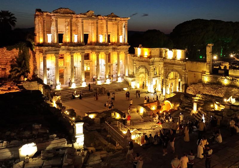Efes Antik Kenti'nde çarşamba, perşembe, cuma ve cumartesi günleri gece müzeciliği yapılacağını aktaran Kaleağasıoğlu, uygulamanın <b>1 Ekim'e kadar devam etmesinin planlandığını belirtti.</b>