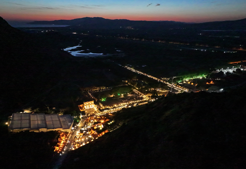 <b>Gece müzeciliği ziyaretçisi olarak 300 bin kişiyi geçmeyi planlamaktayı</b>z<p><br></p><p>Efes Müzesi Müdürü Murat Kaleağasıoğlu, AA muhabirine, geçen sezonun ziyaretçi sayısını geçmeyi planladıklarını söyledi.</p>