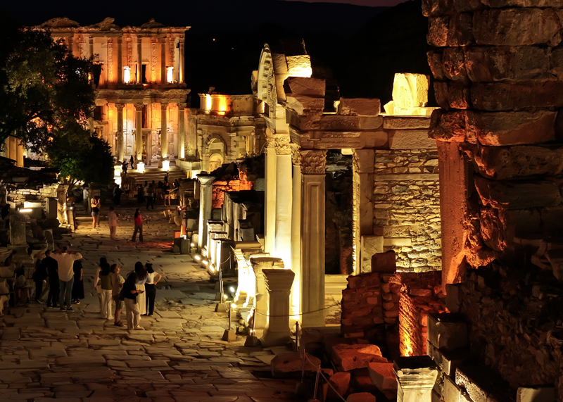 Antik kentin serin saatlerde gezilebilmesi amacıyla başlatılan uygulamada, Celsus Kütüphanesi ile Agora Meydanı, Kuretler Caddesi, Domitian Tapınağı, antik tiyatro ve Yamaçevler gibi önemli alanlar özel aydınlatmalarla destekleniyor.