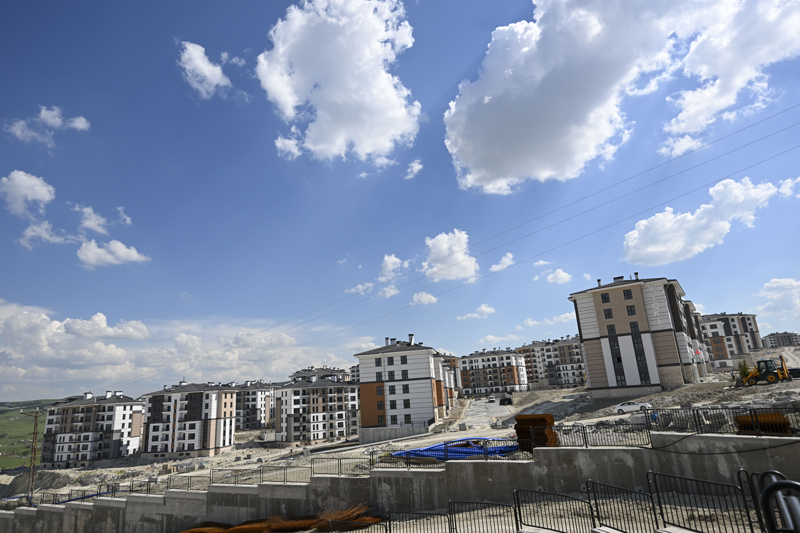 <p>Antalya'da 46, Edirne'de 127, Kırklareli'nde 139, Tekirdağ'da 424, Çanakkale'de 108, Balıkesir'de 213, Bursa'da 2 bin 200, Kocaeli'de 423, Sakarya'da 20, Düzce'de 130, Bilecik'te 206, Kütahya'da 127, Manisa'da 115, Aydın'da 310, Muğla'da 97, Denizli'de 319, Burdur'da 269, Isparta'da 176, Afyonkarahisar'da 396, Eskişehir'de 565, Konya'da 998, Karaman'da 120, Mersin'de 272, Aksaray'da 219, Kırşehir'de 220, Kırıkkale'de 85, Çankırı'da 83, Karabük'te 127, Zonguldak'ta 19, Kastamonu'da 28, Çorum'da 157, Yozgat'ta 216, Kayseri'de 104, Hatay'da 1240, Gaziantep'te 7, Kahramanmaraş'ta 1073, Malatya'da 1000, Sivas'ta 203, Tokat'ta 59, Amasya'da 68, Samsun'da 684, Giresun'da 38, Gümüşhane'de 44, Erzincan'da 37, Elazığ'da 61, Bingöl'de 88, Mardin'de 452, Batman'da 588, Siirt'te 294, Şırnak'ta 275, Hakkari'de 86, Van'da 161, Bitlis'te 262, Muş'ta 147, Ağrı'da 118, Kars'ta 48, Erzurum'da 21, Bayburt'ta 172, Rize'de 5, Artvin'de 30, Ardahan'da 13, Nevşehir'de 317 konut satışa sunulacak.</p><p><br></p>