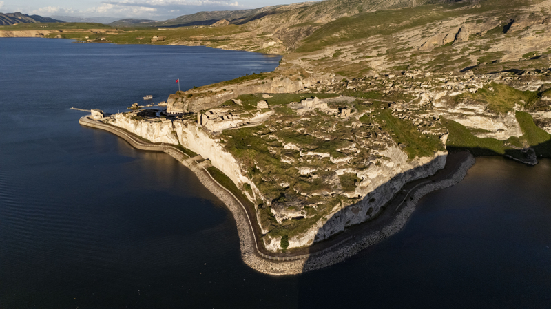 <p>Hasankeyf Müzesi'nde Paleolitik dönemden bugüne uzanan 4 binden fazla eser sergileniyor. </p>