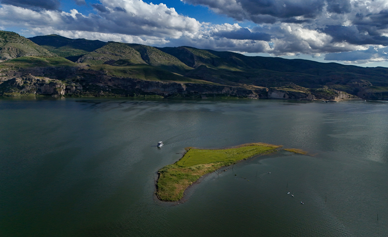  Bölgeyi ziyaret edenler, bir yandan Hasankeyf'in tarihi ve kültürel değerlerini yakından tanıma fırsatı bulurken, diğer yandan Dicle Nehri üzerinde düzenlenen tekne turlarına katılarak çevredeki doğal güzellikleri keşfediyor.