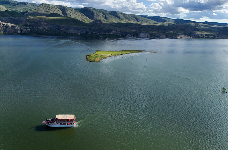 Batman'ın tarihi ilçesi Hasankeyf, Dicle Nehri manzarası ve binlerce yıllık kültürel mirasıyla ziyaretçilerini ağırlıyor.