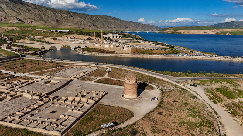  Tarih ve doğanın bir arada bulunduğu ilçe, doğal güzelliklerinin yanı sıra İmam Abdullah Türbesi, Zeynel Bey Türbesi, Artuklu Hamamı, Hasankeyf Müzesi, Hasankeyf Kalesi ve Er-Rızk Camisi gibi önemli tarihi yapılarıyla da ilgi görüyor. 