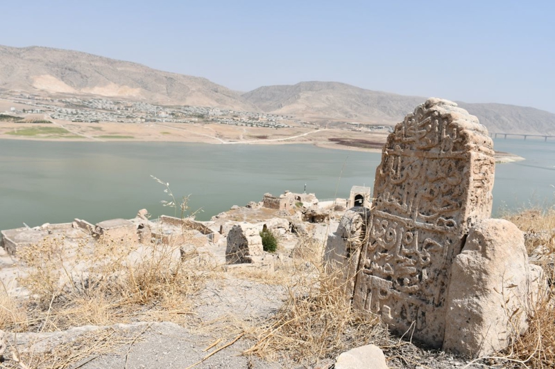 <p><b>BİNLERCE YILLIK TARİH</b></p><p><b><br></b></p><p>O röportajda Hasankeyf Kalesi'nin 12 bin yıllık tarihe sahip olduğunu belirten Erdal, Hasankeyf Höyük'ten ayrı değerlendirilemeyeceğini, iki yerin birbirine oldukça yakın olduğunu anlatmıştı.</p><p><br></p><p>"Hasankeyf Höyük günümüzden yaklaşık 12 bin yıl önce tarihlendirilen bir yerleşim birimidir ki Anadolu'daki erken yerlerden biridir. Bu bağlamda Hasankeyf Kalesi de özellikle İslami dönemde Artuklular ve Eyyubiler döneminde başkentlik yapmış, Orta Çağ'ın önemli merkezlerinden biridir" </p>