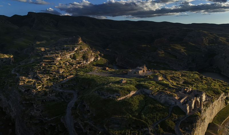 <p>Mezopotamya'nın ilk yerleşim yerlerinden biri olan ve çok sayıda medeniyetin izlerini barındıran tarihi Hasankeyf'i, geçen yıl 600 bini aşkın yerli ve yabancı turist ziyaret etti.</p>